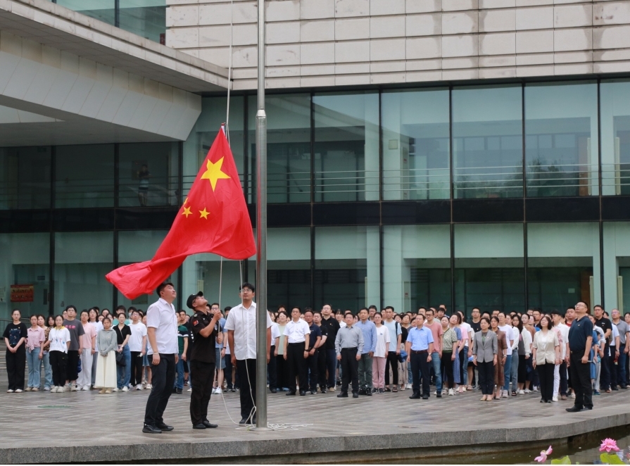 天津工业生物所举行“七一”升国旗仪式